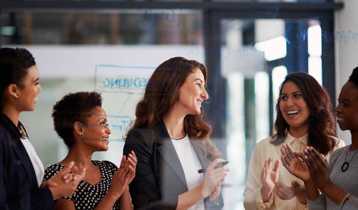 Programas de capacitación en inglés para empresas presenciales y virtuales